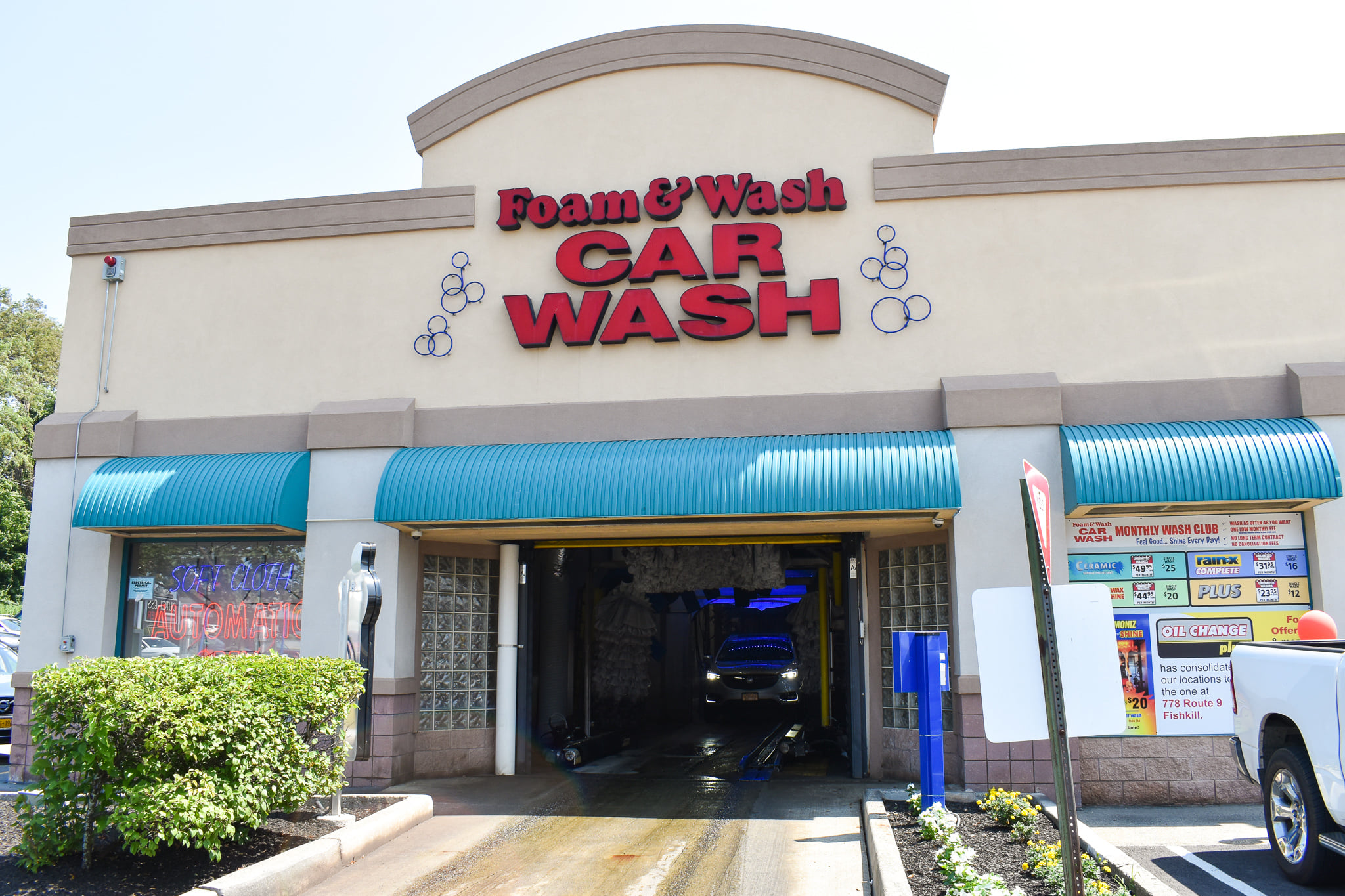 Touchless carwash opens in Grand Rapids